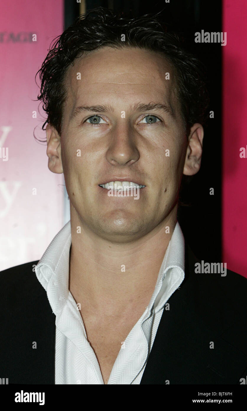 BRENDAN COLE DIRTY DANCING;HISTOIRE CLASSIQUE SUR SCÈNE PREMIERE L'Aldwych Theatre London Angleterre 24 octobre 2006 Banque D'Images