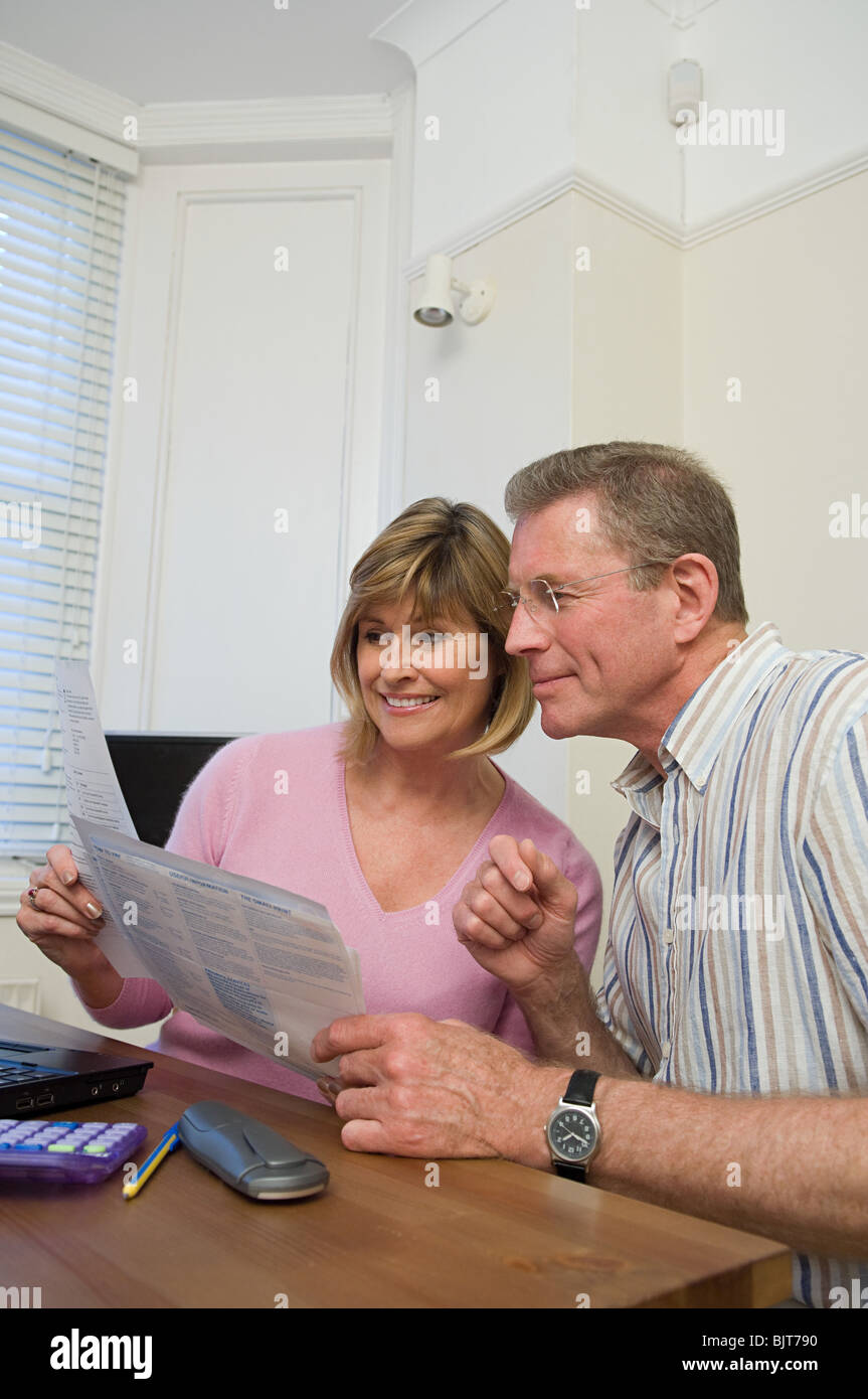 Couple doing home finances Banque D'Images