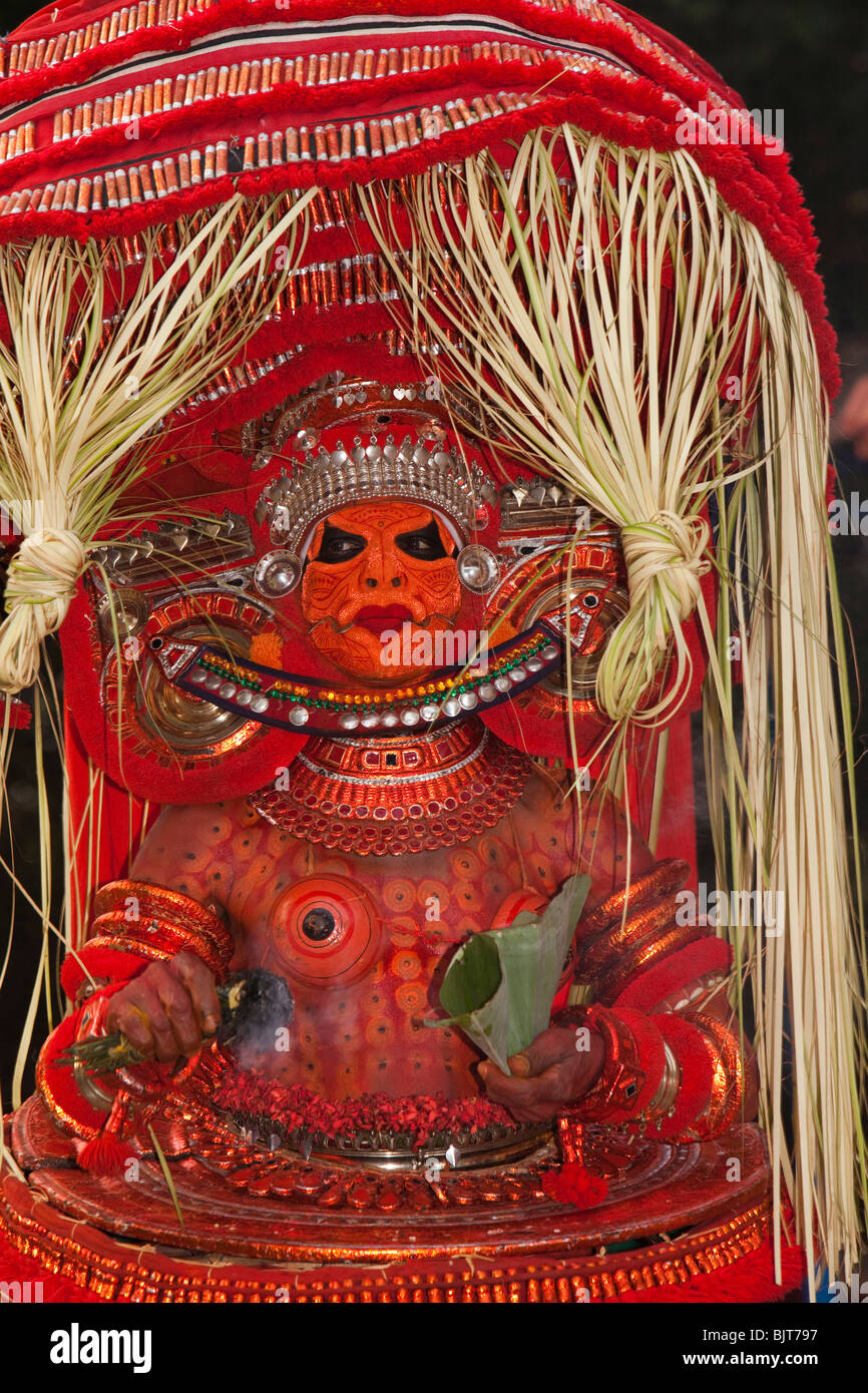 L'Inde, le Kerala, Cannanore (Kannur), serpent, Theyyam Naga déité Kanni Banque D'Images