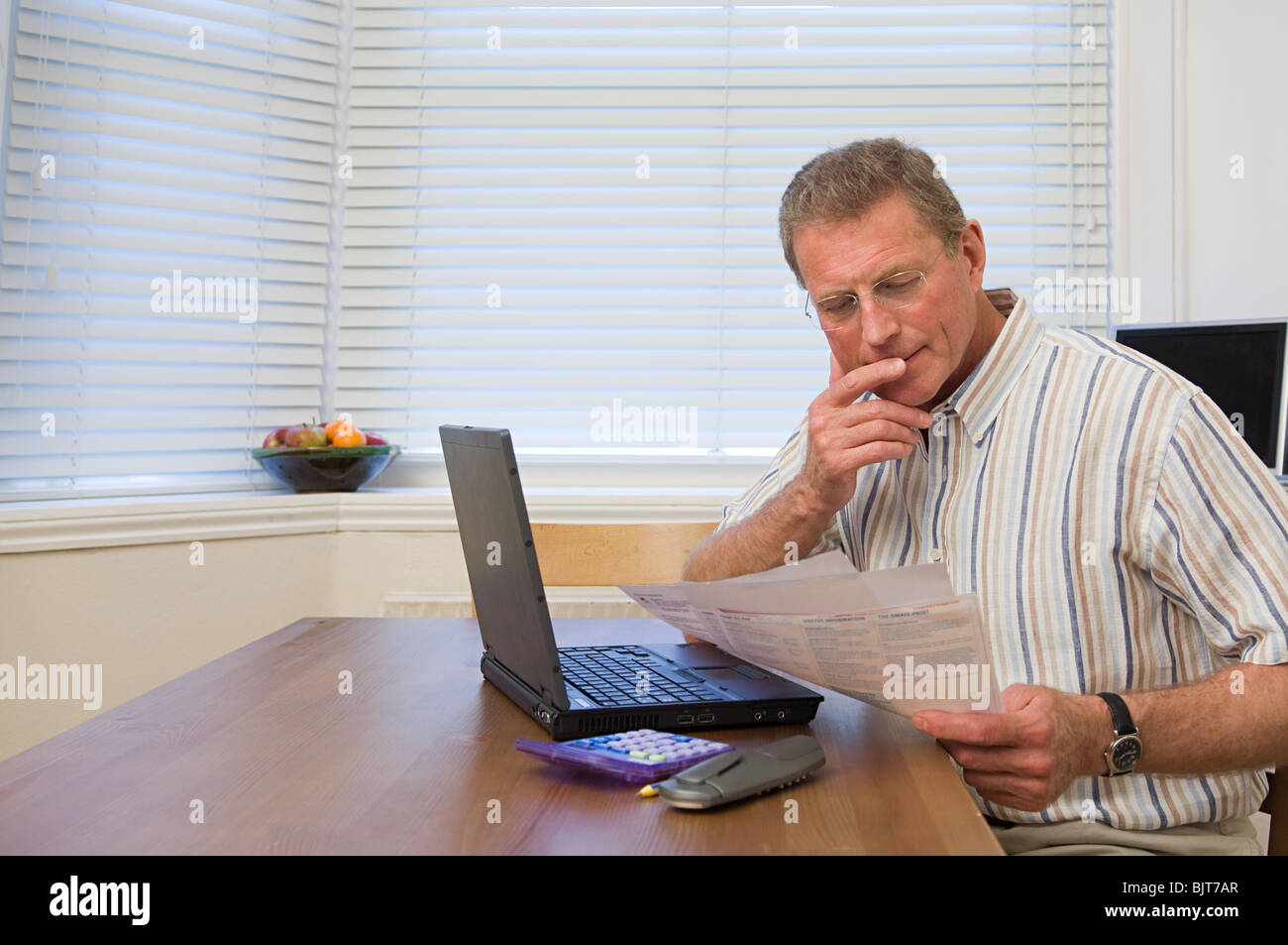 Man doing home finances Banque D'Images