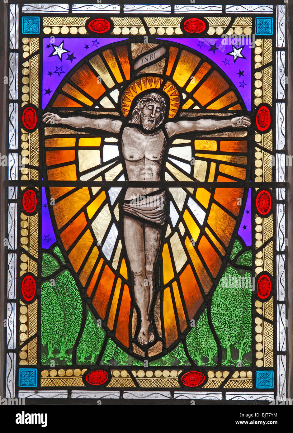 Un vitrail moderne représentant la Crucifixion par Sarah Bristow, l'église St Mary, au sud, Walsham Norfolk Banque D'Images