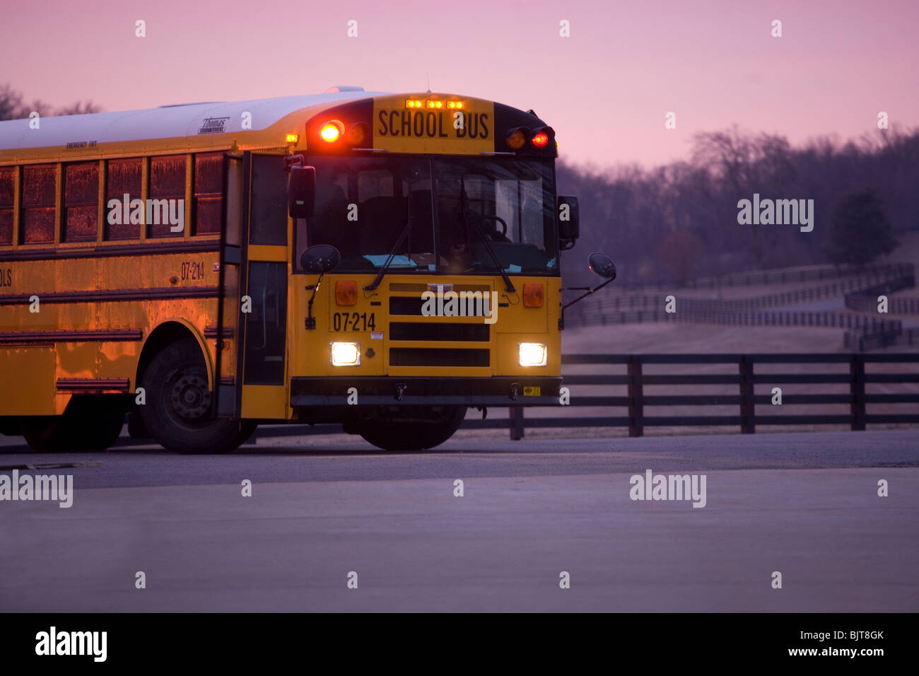 Bus de l'école tôt le matin en faisant un arrêt pour aller chercher les élèves, Franklin, Tennessee Banque D'Images