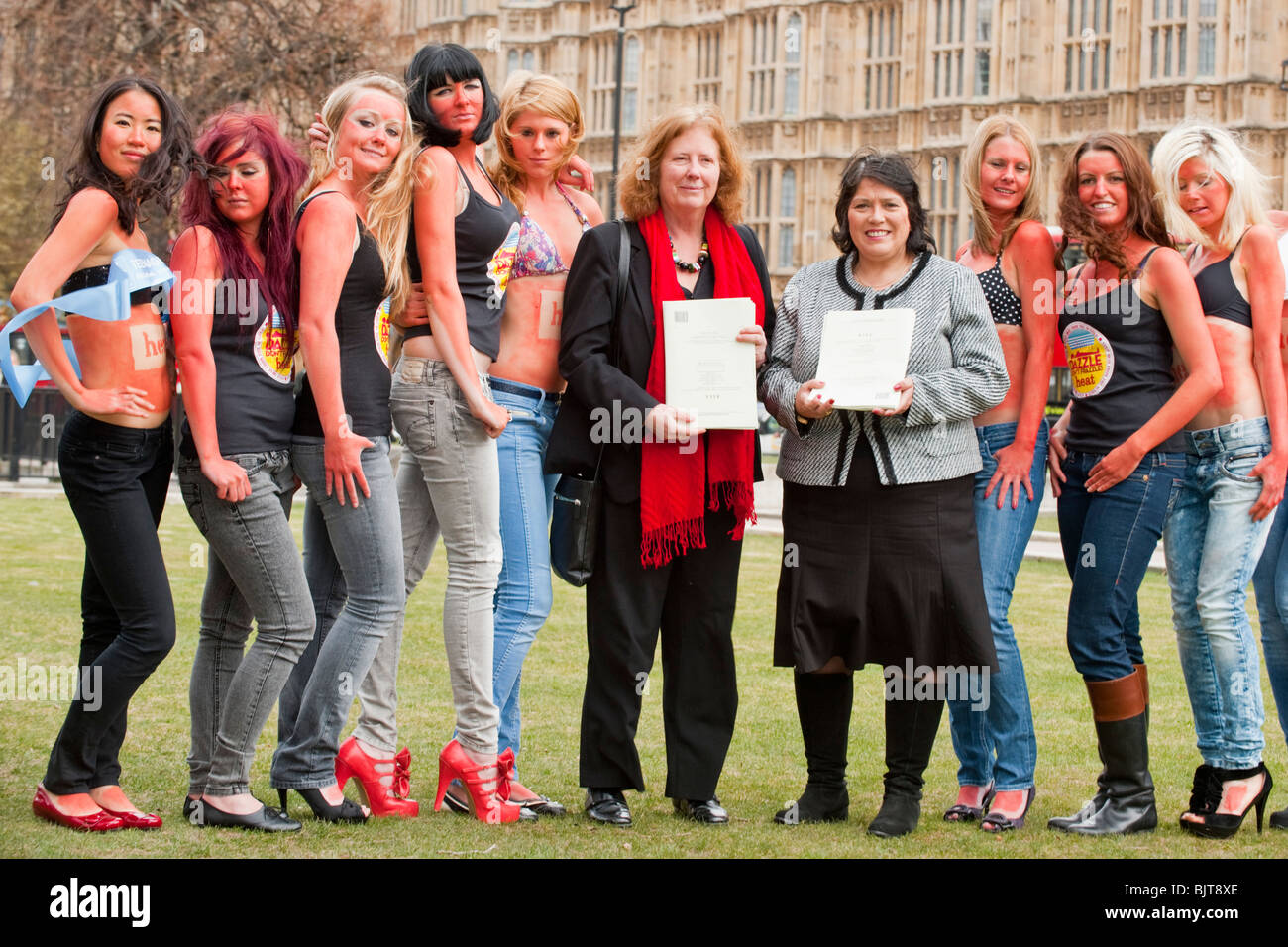 Un photocall demande instamment à tous les députés qui veulent empêcher les enfants et les adolescents d'augmenter leur risque de cancer de la peau Banque D'Images