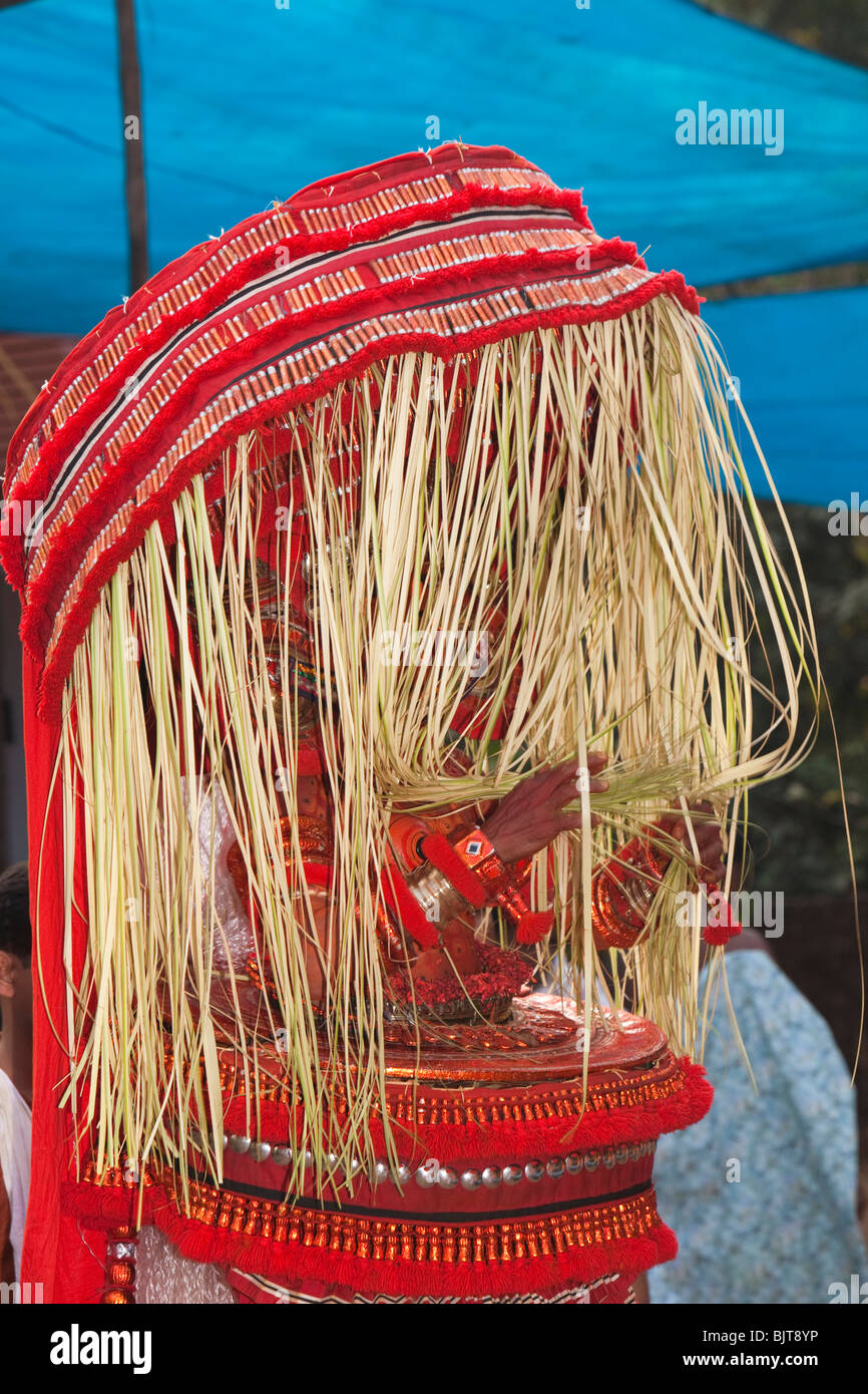 L'Inde, le Kerala, Cannanore (Kannur), serpent, Theyyam Naga déité Kanni recouvert de feuille de palmier coiffure Banque D'Images