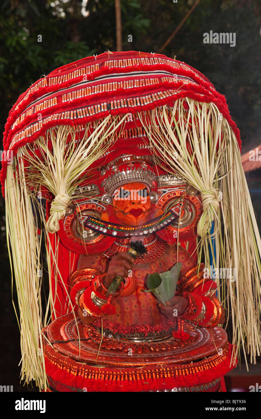 L'Inde, le Kerala, Cannanore (Kannur), serpent, Theyyam Naga déité Kanni Banque D'Images