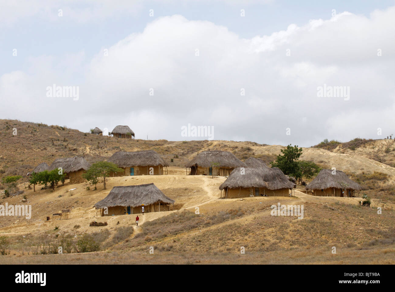 La boue et le logement de chaume à la périphérie de Porto Amboim. La province de Kwanza Sul, l'Angola. L'Afrique. © Zute Lightfoot Banque D'Images