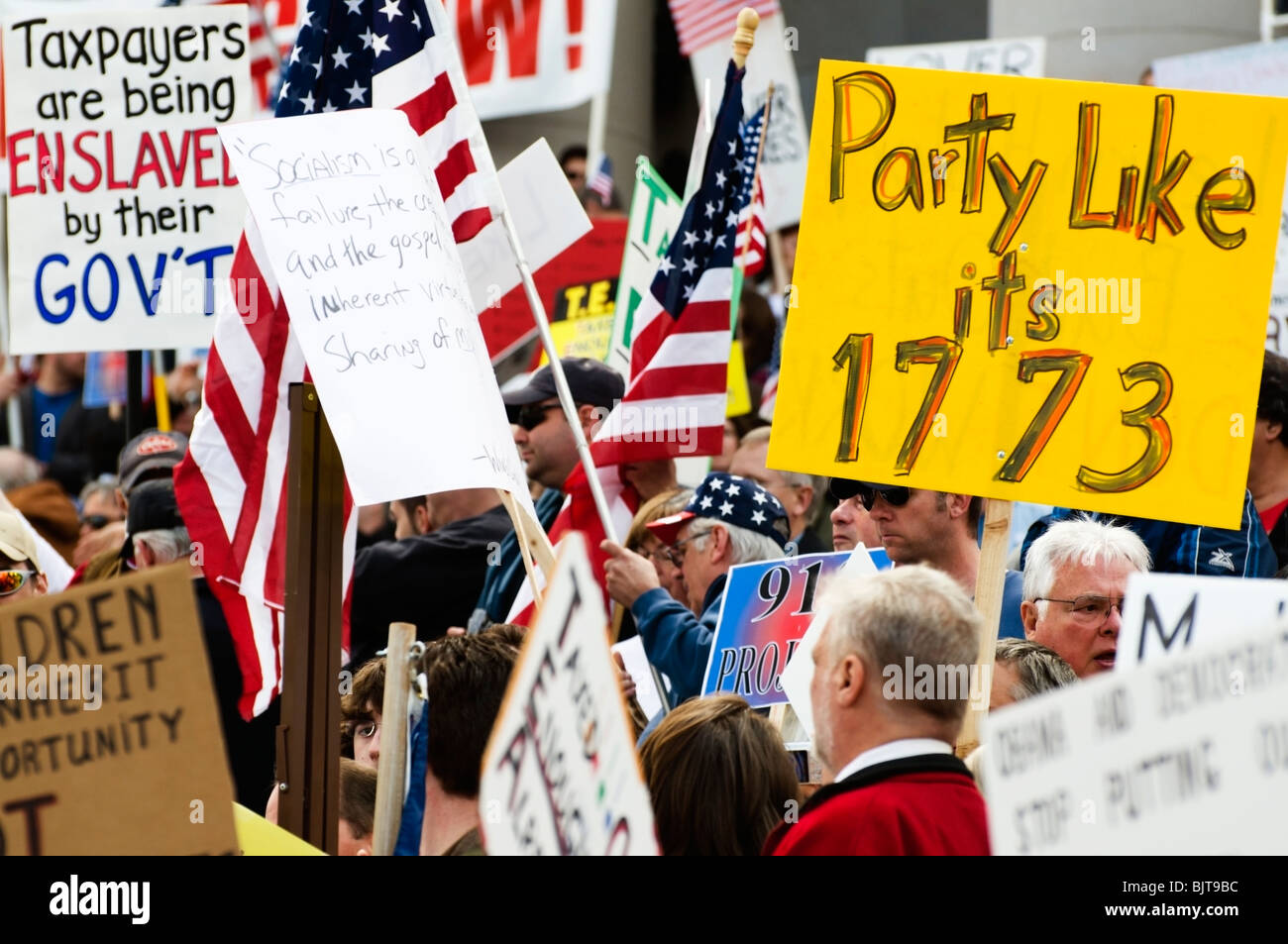 Une grande foule de personnes se retrouvent sur les marches de l'édifice du Capitole de Washington à Olympie pour protester contre les impôts à un Tea Party Rally. Banque D'Images