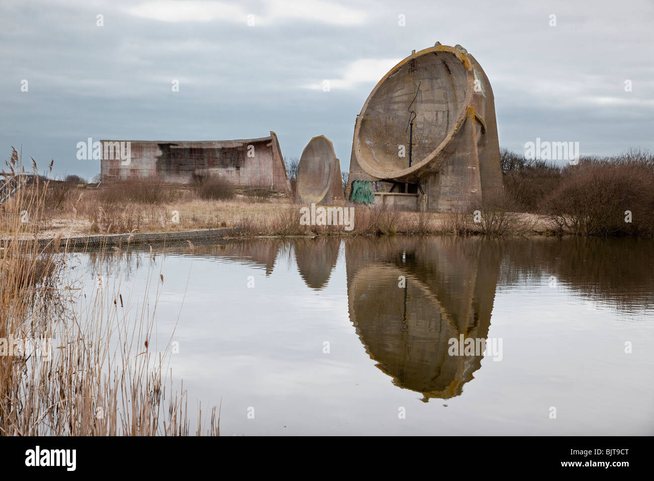 Sound mirrors, Dungeness, Kent. Années 1920 construit pour la détection précoce de l'approche d'avions ennemis. Banque D'Images