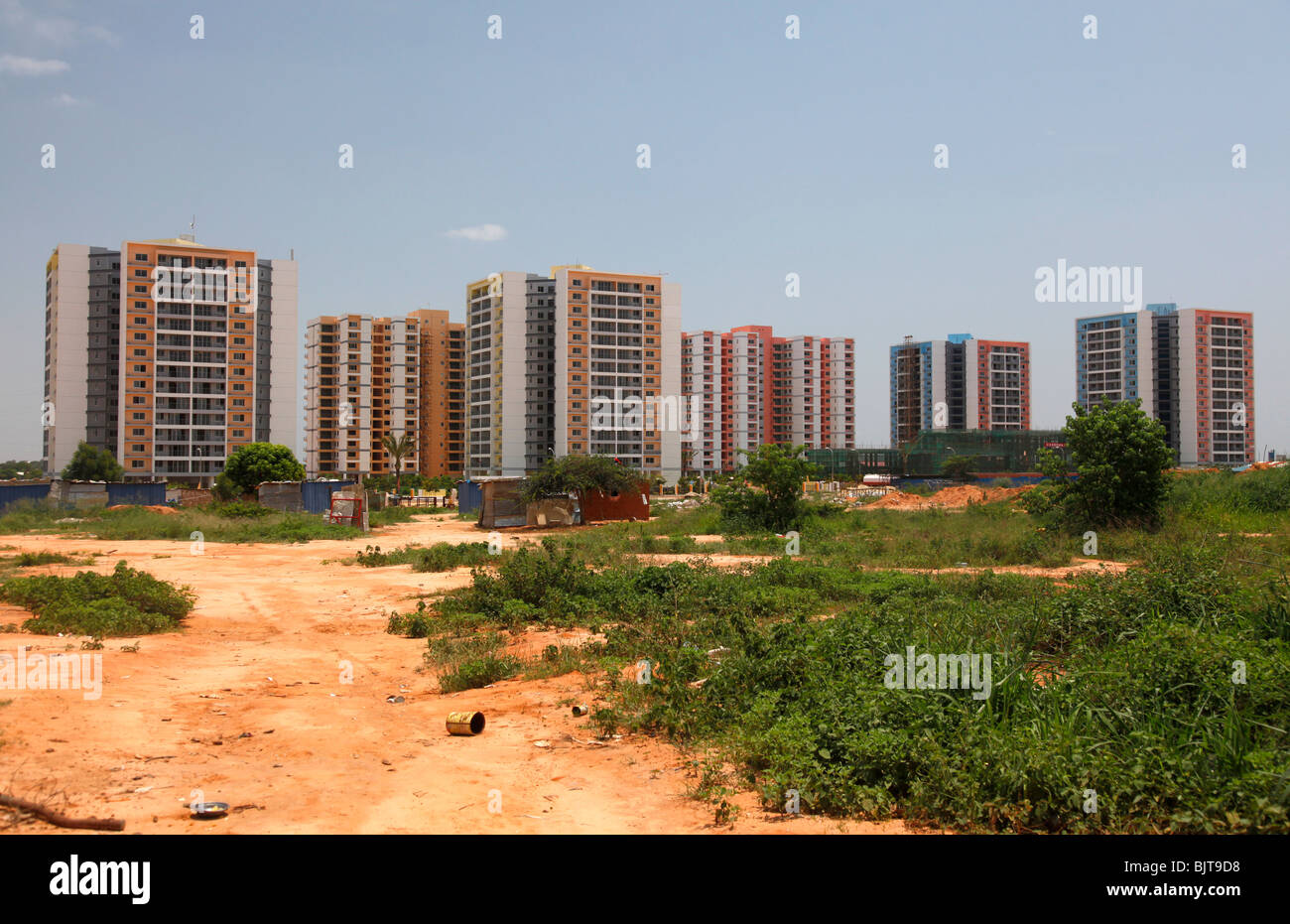 L'invasion chinoise d'aider dans la construction de logements sociaux à la périphérie de Luanda. L'Angola. L'Afrique. © Zute Lightfoot Banque D'Images
