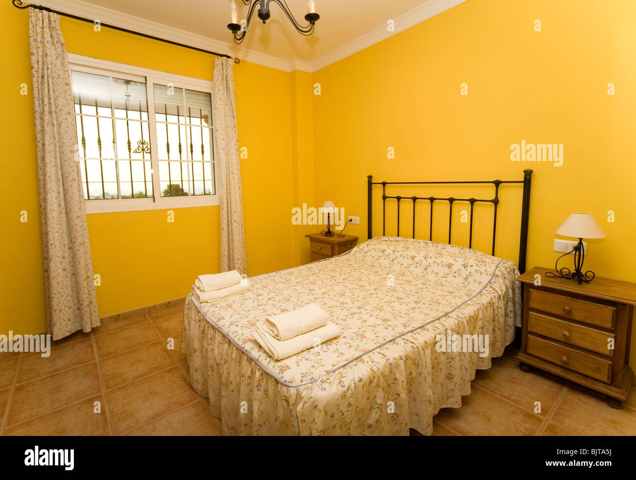 Chambre de l'hôtel espagnol complète avec un lit double Photo Stock - Alamy