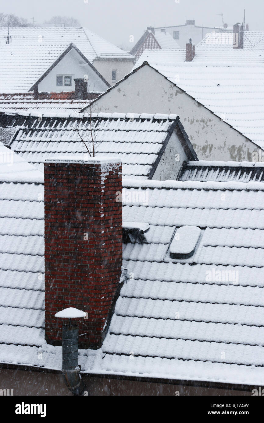 Vue sur les toits couverts de neige, Delmenhorst, Allemagne Banque D'Images