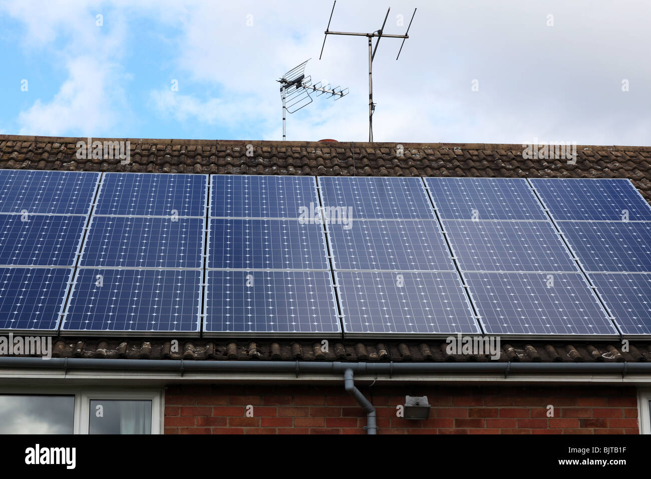 Des panneaux solaires sur une maison au Royaume-Uni,nourrir au numéro tarifaire (FIT) Banque D'Images