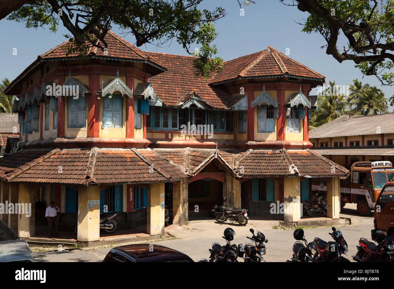 L'Inde, le Kerala, Palakkad, Anglais Church Road, nouvelle demeure, élégante vieille maison coloniale maintenant utilisé comme bureau de l'entrepôt Banque D'Images