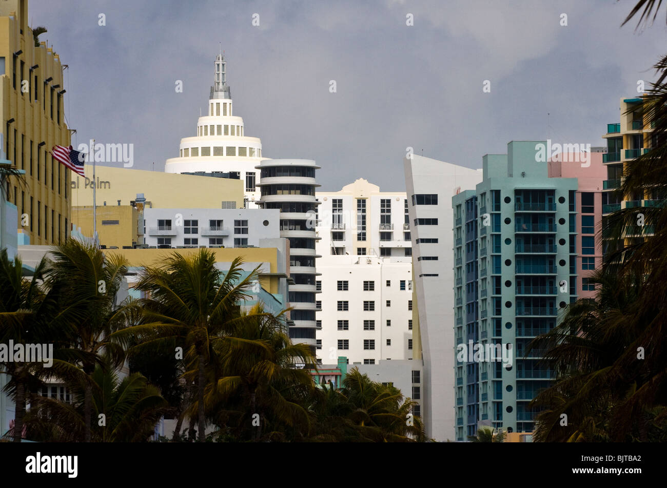 Art déco mixte et de l'architecture moderne skyline at South Beach, Miami, Floride, USA. Banque D'Images