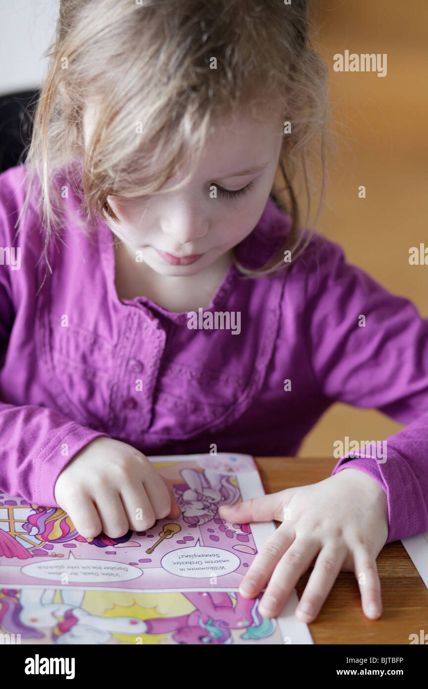 Jeune fille est en train de lire une bande dessinée, Berlin, Allemagne Banque D'Images