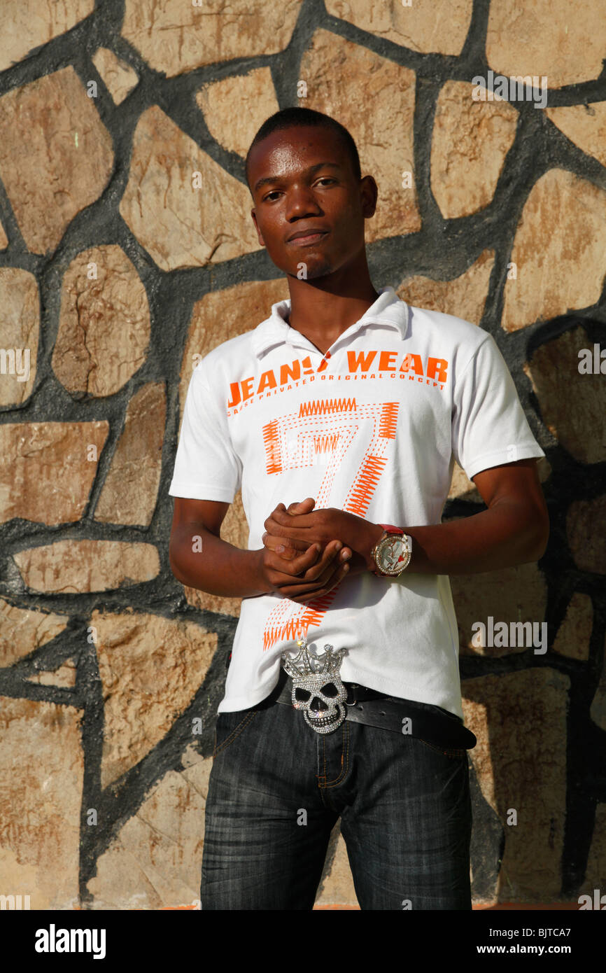 Portrait de jeune homme portant un crâne incrusté de diamante la boucle de  ceinture de sécurité et de regarder. Bling angolais. © Zute Lightfoot Photo  Stock - Alamy