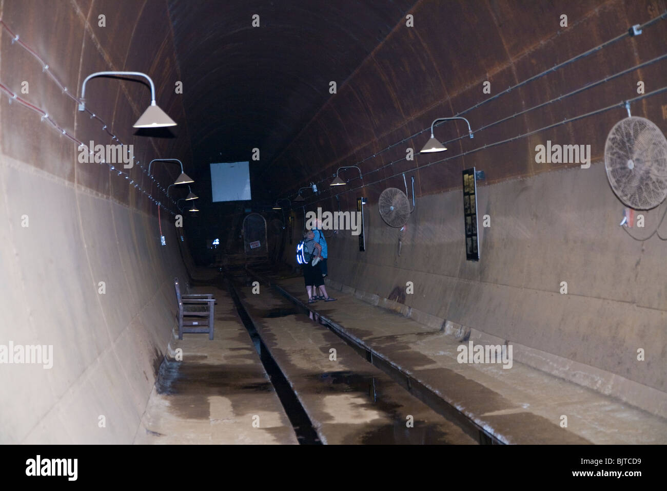 L'entreposage de tunnels construits pendant la Seconde Guerre mondiale pour protéger les approvisionnements en pétrole de l'état civil de l'attaque japonaise Banque D'Images