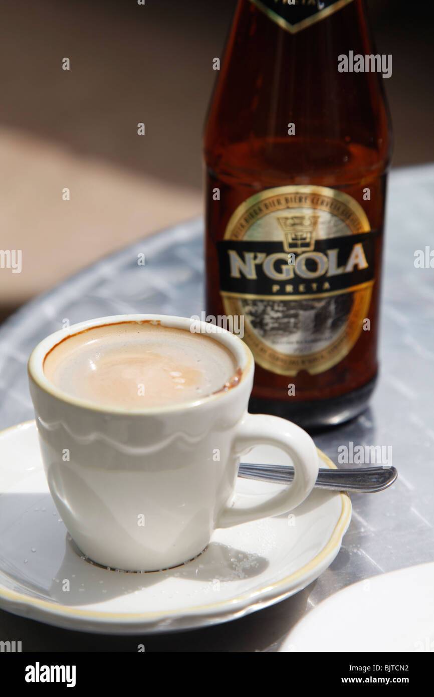 Bière et un expresso Ngola sur une table dans un café à Lubango. Lubango, province de Huila, Angola. Banque D'Images