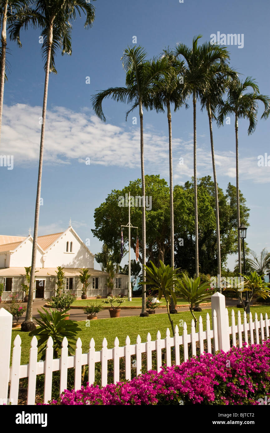 Situé sur un plateau au-dessus de jardins colorés du port, du gouvernement à la Chambre 1876 est le plus ancien bâtiment de Darwin Banque D'Images