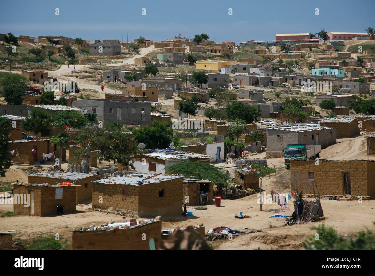 Barrio quartier de maisons de brique de boue en banlieue de Port Amboim, province de Kwanza Sul, l'Angola. L'Afrique. © Zute Lightfoot Banque D'Images