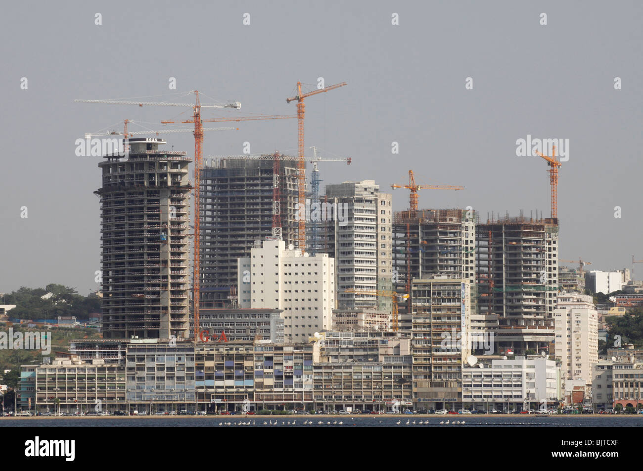 La compagnie pétrolière Sonangol vu de l'administration centrale en face du port de l'île. Luanda. L'Angola. Afrique du Sud Banque D'Images