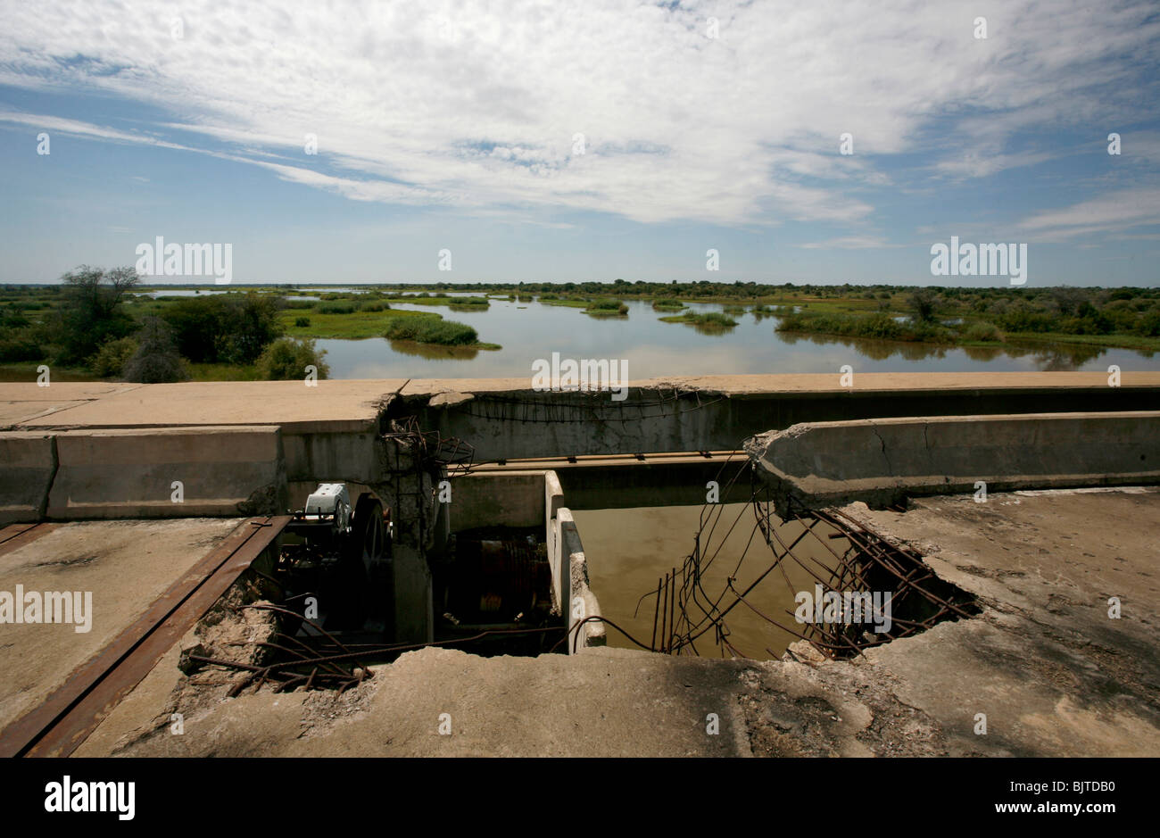 Dommages de guerre reste sur l'un des nombreux barrages hydroélectriques sur le fleuve Cunene. La province de Cunene, dans le sud de l'Angola, l'Afrique. Banque D'Images