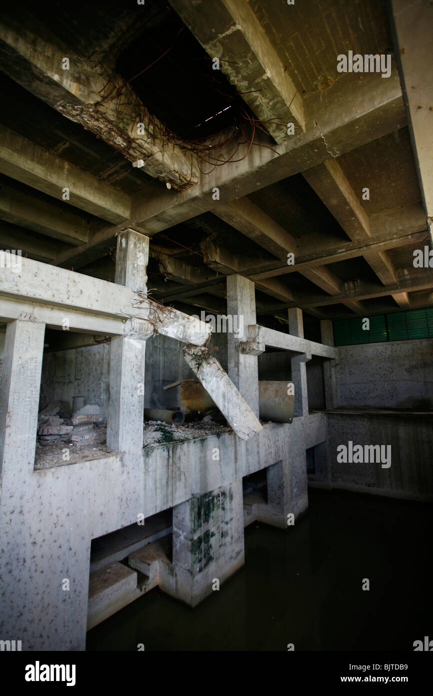 Dommages de guerre reste sur l'un des nombreux barrages hydroélectriques sur le fleuve Cunene. La province de Cunene, dans le sud de l'Angola, l'Afrique. Banque D'Images