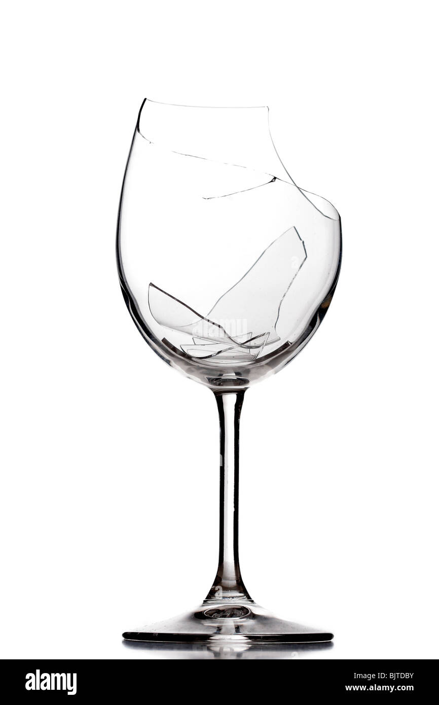 Verre à vin cristal brisé, isolated on white Banque D'Images