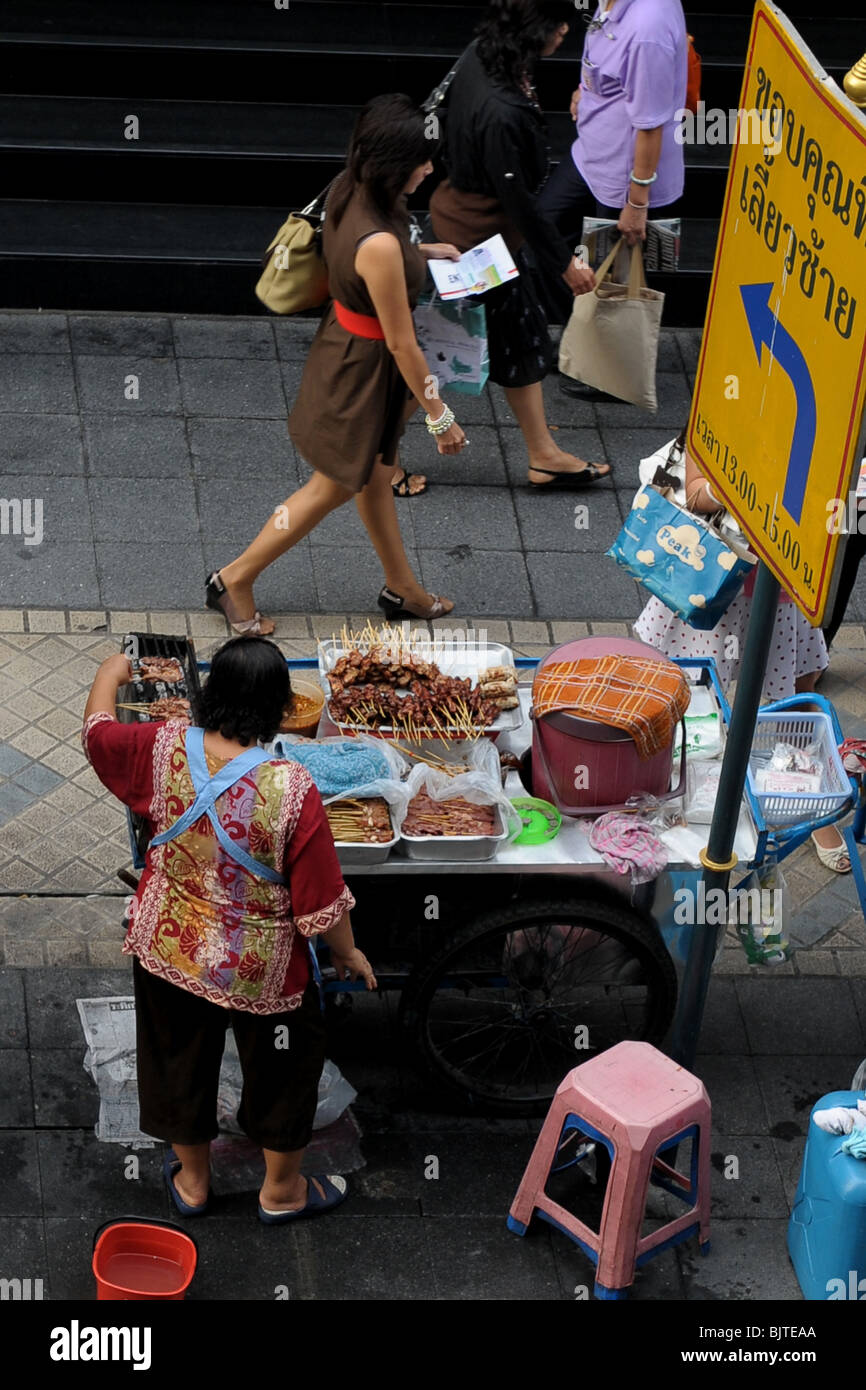 Vendeur alimentaire , Scène de rue , Silom road , bangkok , Thaïlande Banque D'Images