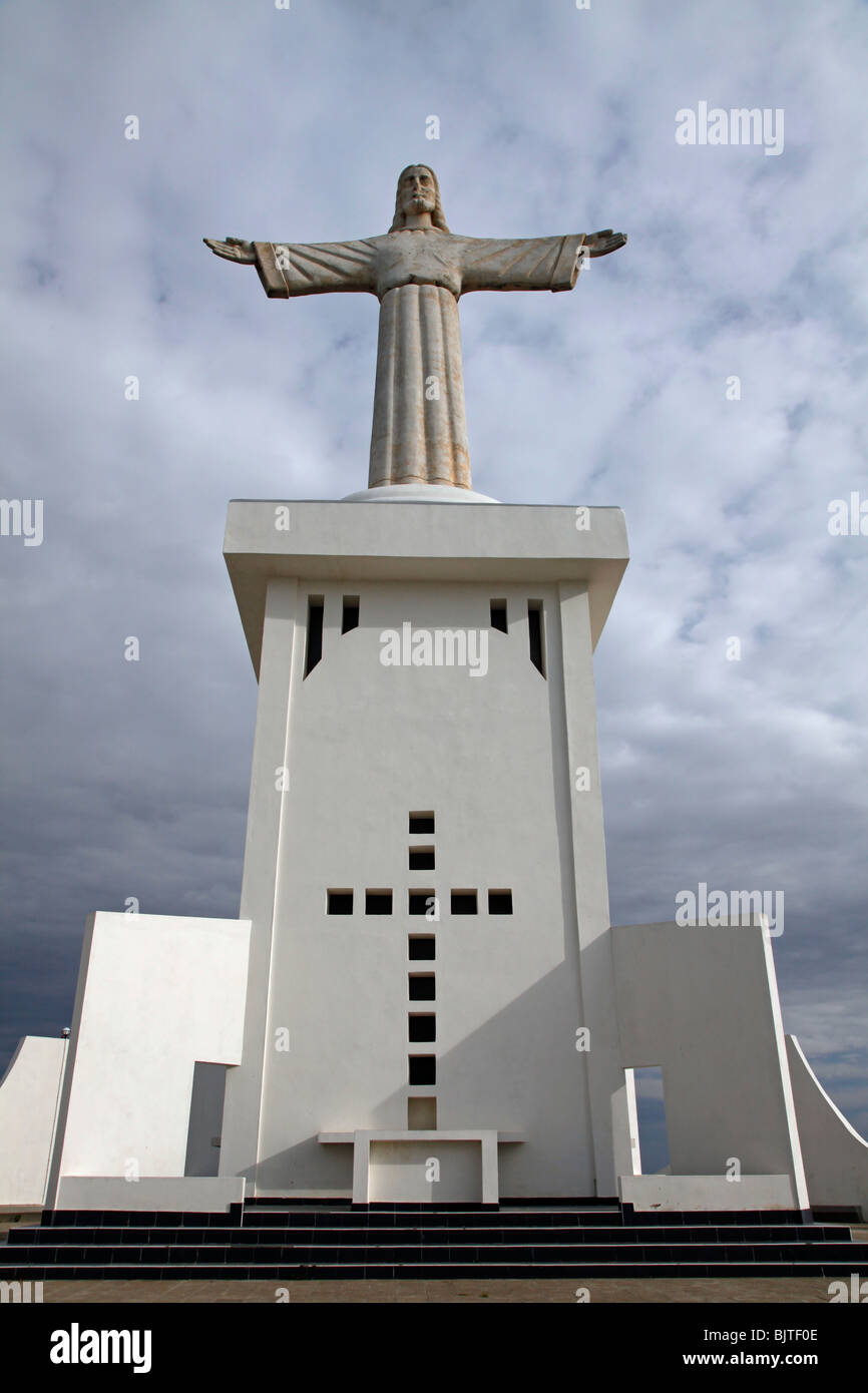 Statue du Cristo Rei est au-dessus de sur la ville de Lubango. Banque D'Images