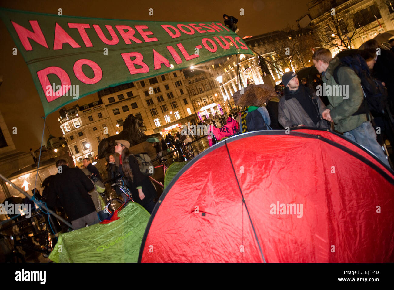 Camp climatique, un groupe de protestation de l'environnement mis en place des tentes à Trafalgar Square, au pied du pour mettre en évidence le changement climatique Banque D'Images