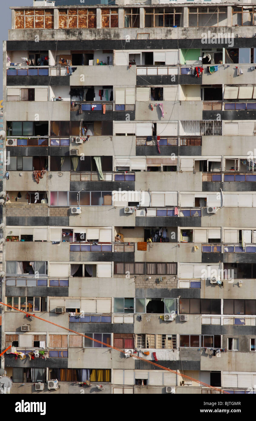 Détail de bidonville vertical. Appartements logement délabré dans une tour dans le centre de Luanda. L'Angola. L'Afrique. Banque D'Images
