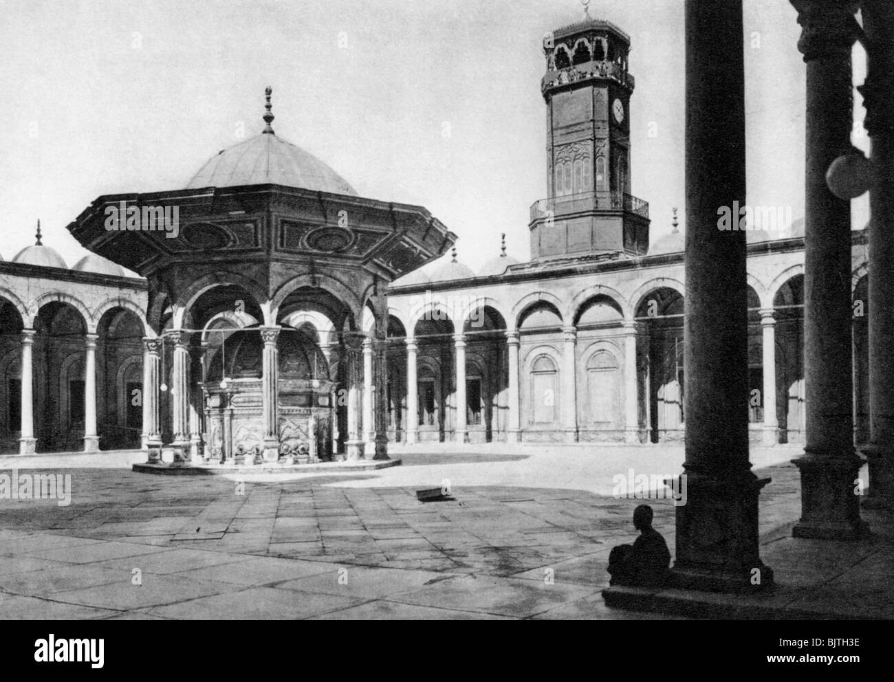 La cour de la mosquée de Mohammed Ali à la Citadelle de Saladin, Le Caire, Égypte, c1920s. Artiste : Inconnu Banque D'Images