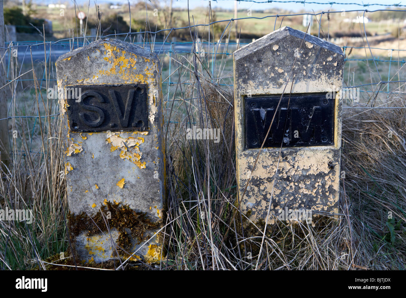 Béton vieux stone soupape de vidange et de l'eau principaux postes marqueur Comté de Sligo en république d'Irlande Banque D'Images