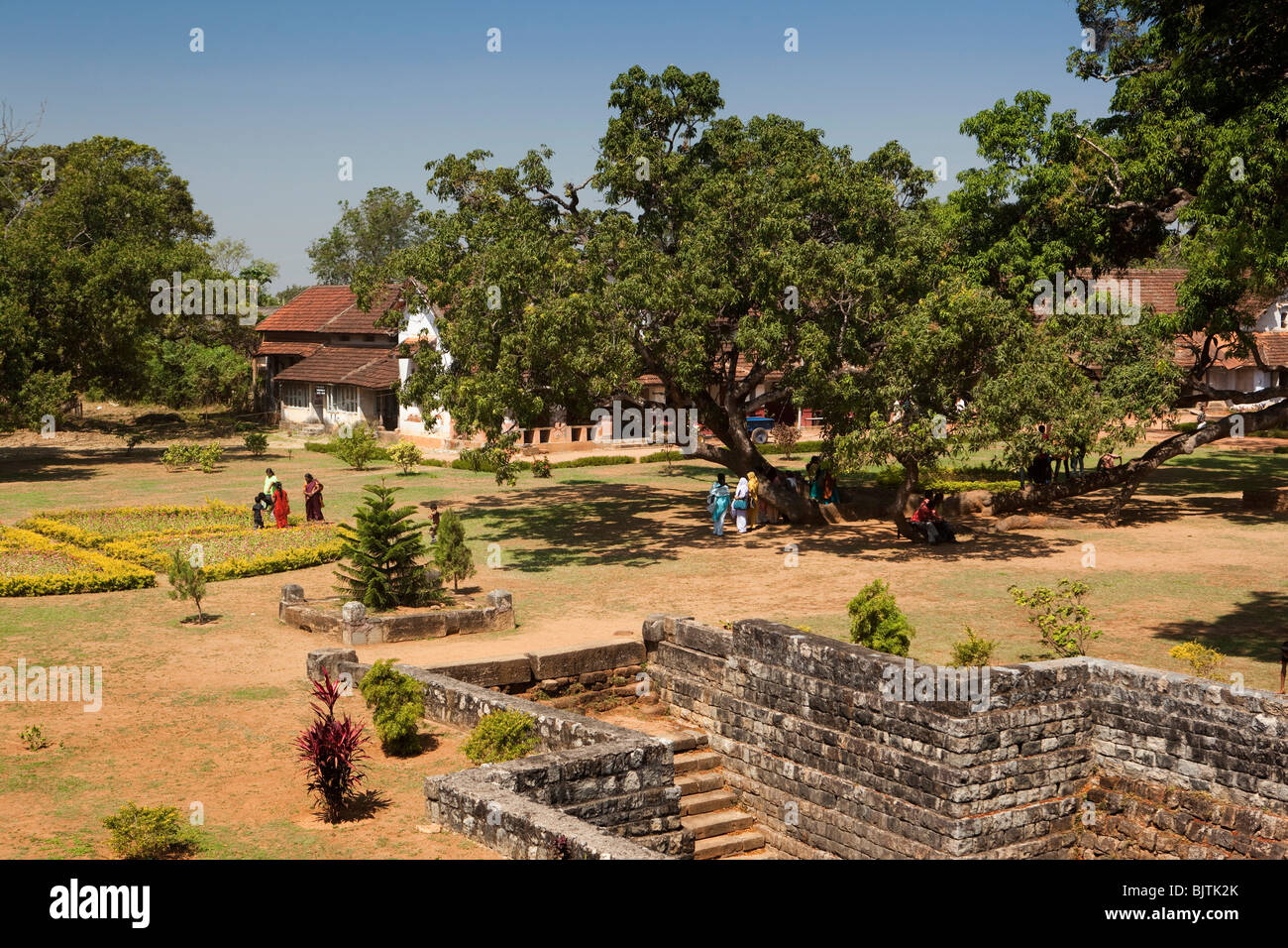 L'Inde, le Kerala, Palakkad, visiteurs indiens à l'intérieur du fort de Tipu Sultan, bult par Haider Ali en 1766 Banque D'Images