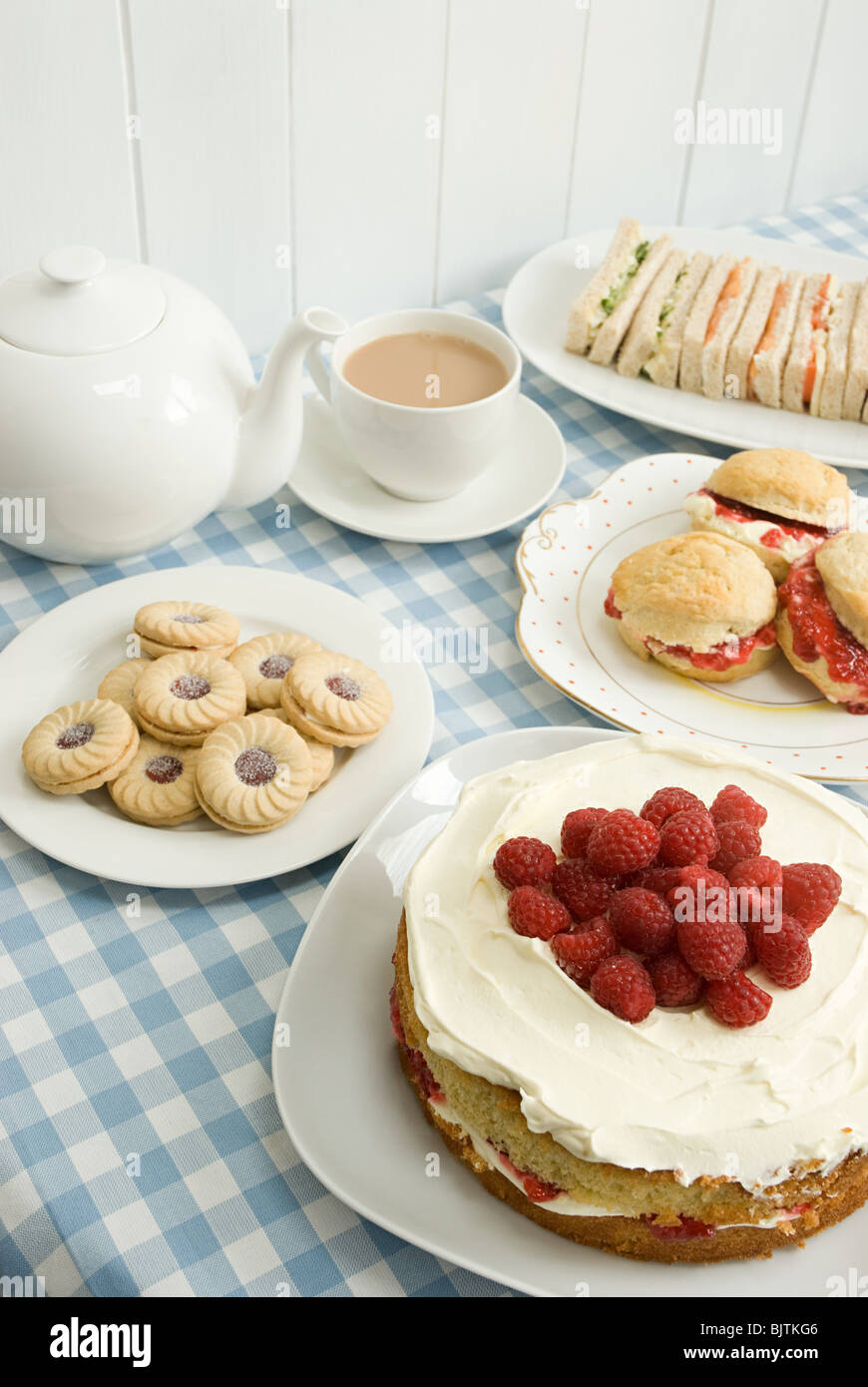 Thé avec des biscuits et gâteaux Banque D'Images