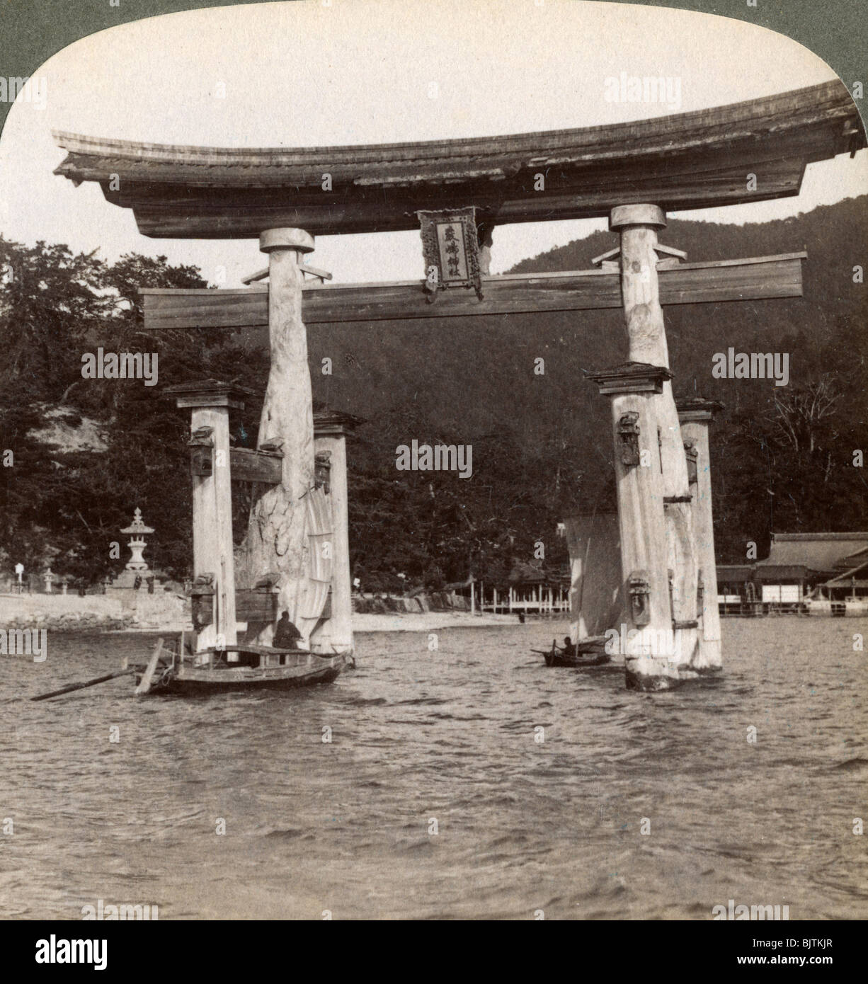 Torii sacré montant de la mer, d'Itsukushima, île de Miyajima, Japon, 1904. Artiste : Underwood & Underwood Banque D'Images