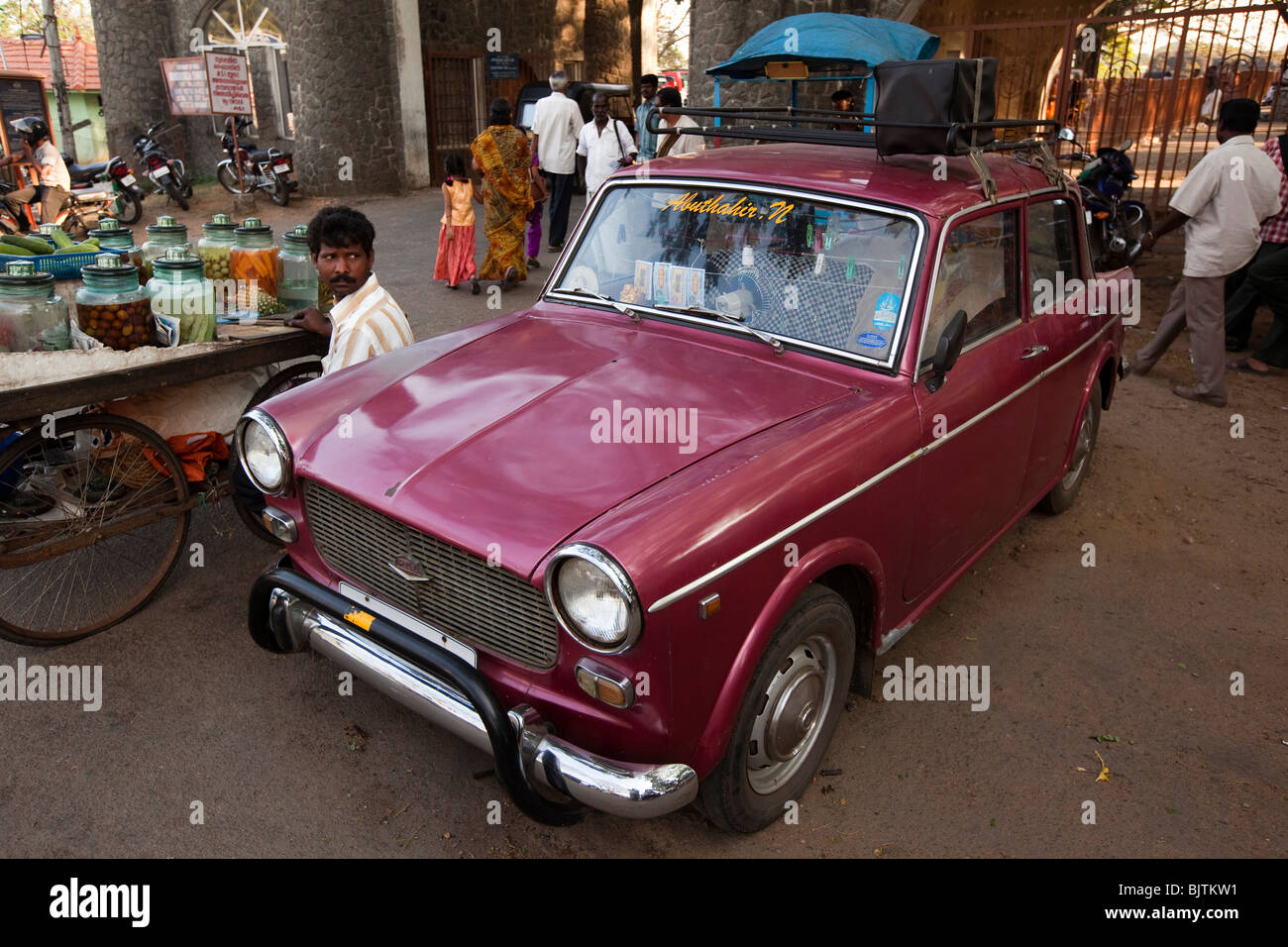 L'Inde, le Kerala, Palakkad, Vintage, voitures indiennes Premier PAL Mini car, resprayed maroon Banque D'Images