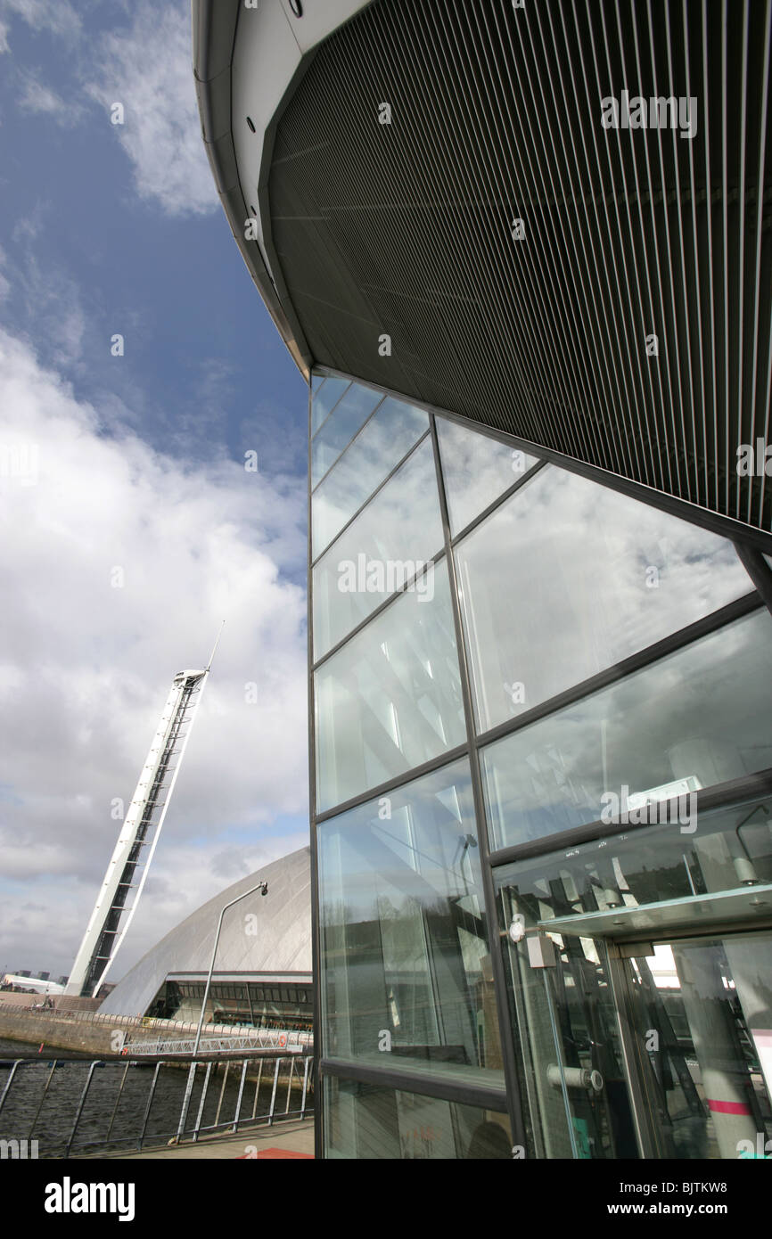 Ville de Glasgow, en Écosse. Vue rapprochée de l'IMAX Cinema complexe avec le Glasgow Science Centre et tour en arrière-plan. Banque D'Images