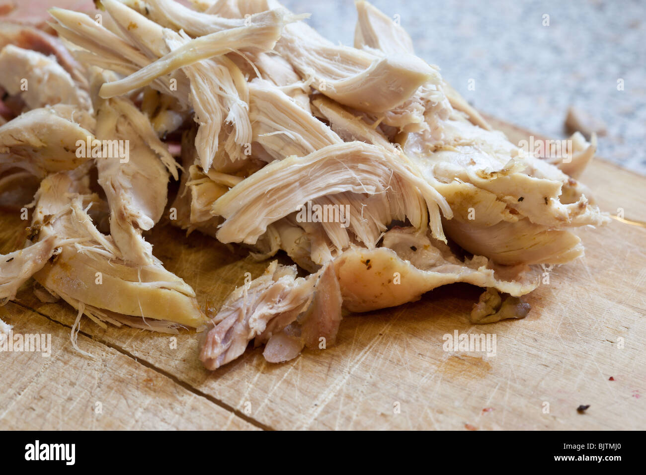 Shreeded de morceaux de poulet cuit sur une planche à découper. Charles Lupica Banque D'Images