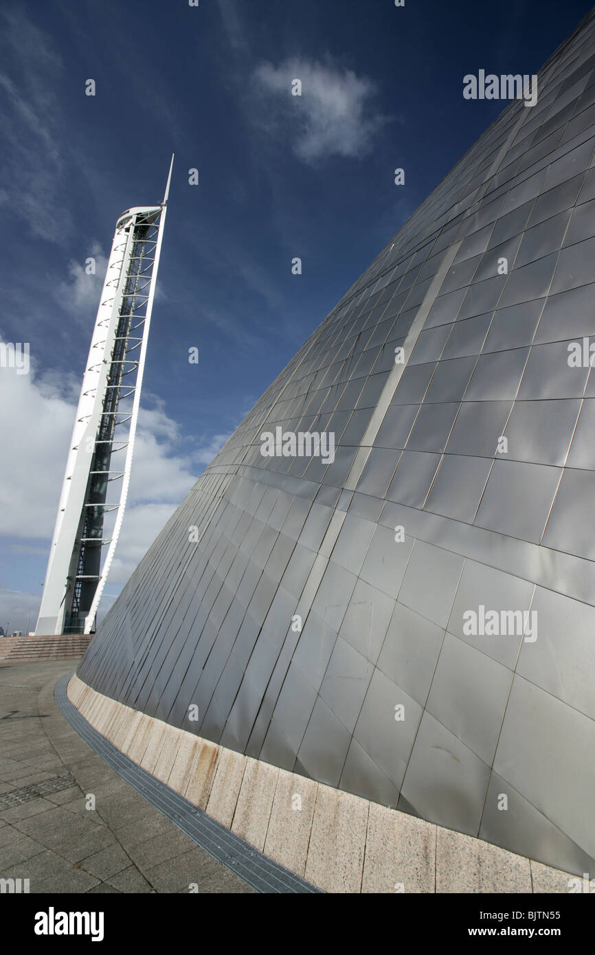 Ville de Glasgow, en Écosse. Vue rapprochée de la Science Centre de Glasgow avec revêtement titane Tour et dans l'arrière-plan. Banque D'Images