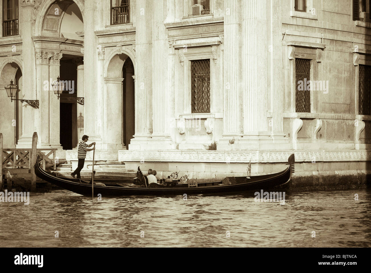 Venise, Italie. Gondoliere dans un style vénitien le transport de l'eau, la gondole Banque D'Images