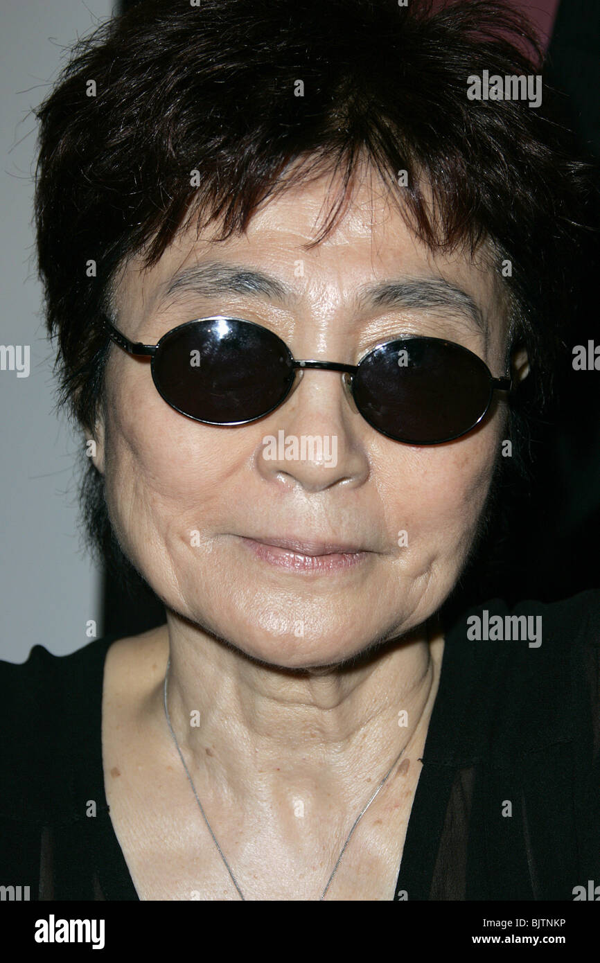 YOKO ONO YOKO ONO ONO CONFÉRENCE DE PRESSE 61ème FESTIVAL DU FILM DE VENISE LIDO Venise ITALIE 09 Septembre 2004 Banque D'Images