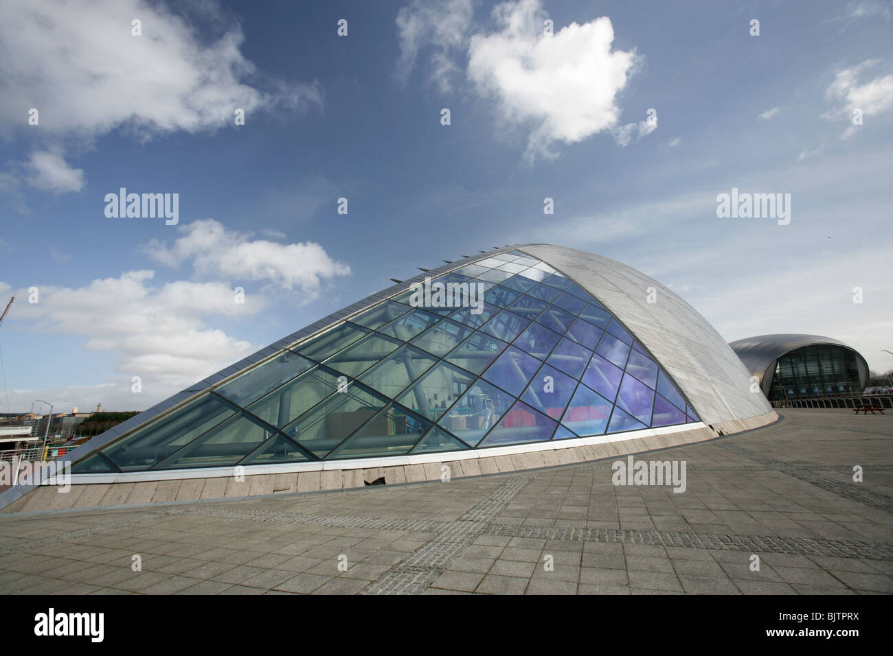 Ville de Glasgow, en Écosse. Large vue rapprochée de la Science Center avec le cinéma IMAX dans l'arrière-plan. Banque D'Images