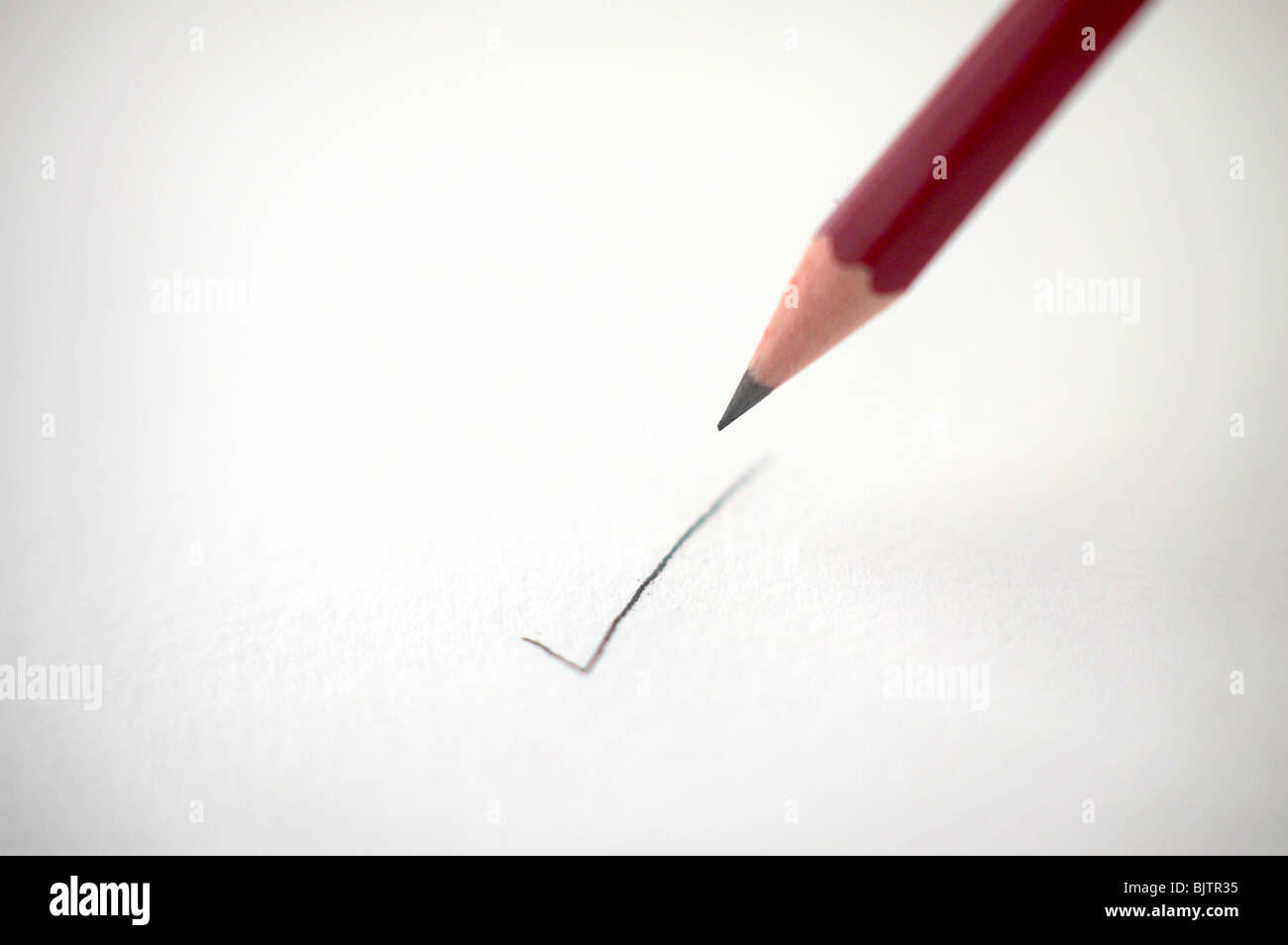 Dessin au crayon rouge sur papier aquarelle blanc Banque D'Images