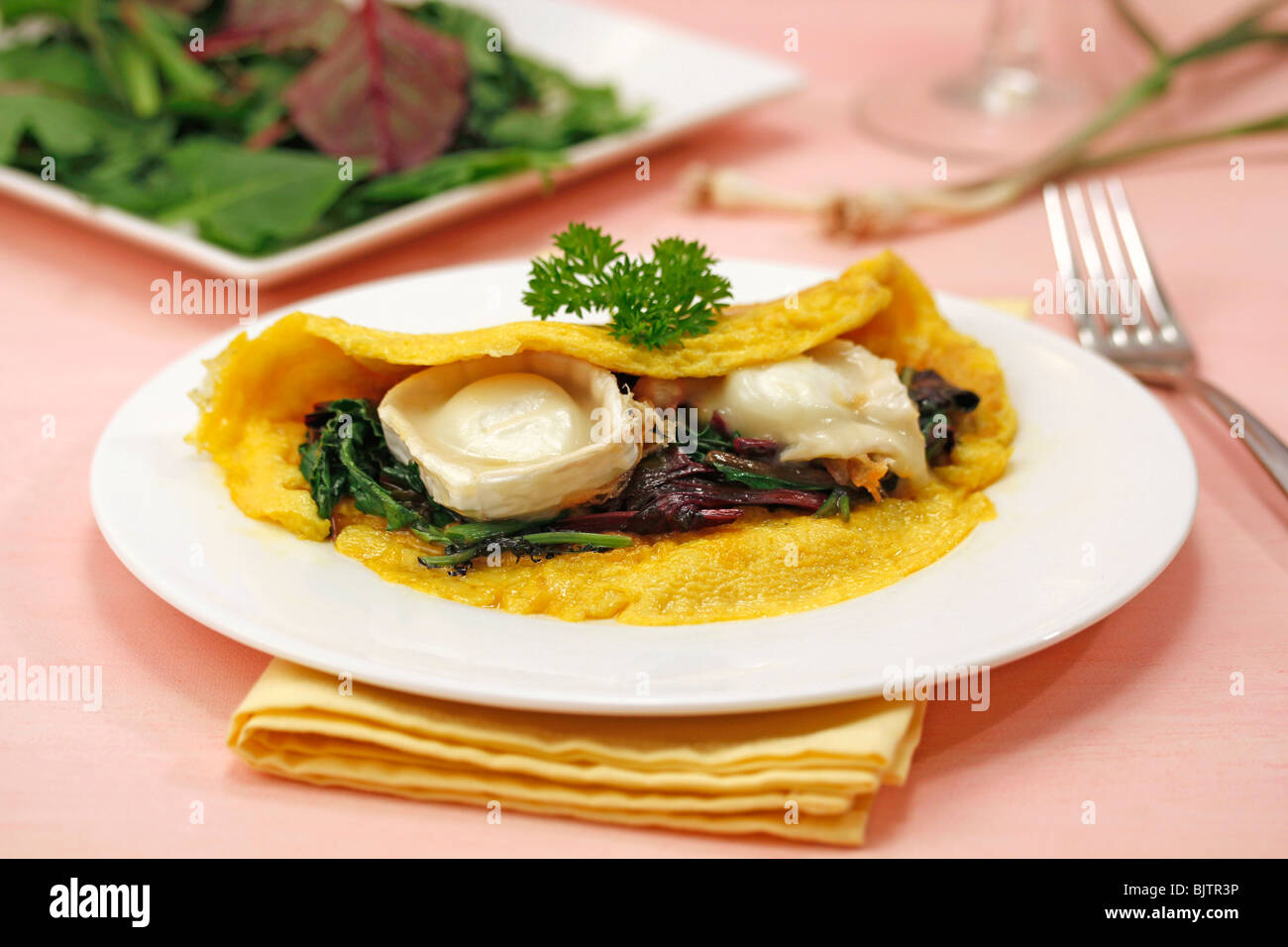 Feuilles fraîches mixtes omelette avec d'ail et de fromage de chèvre Recette disponible. Banque D'Images