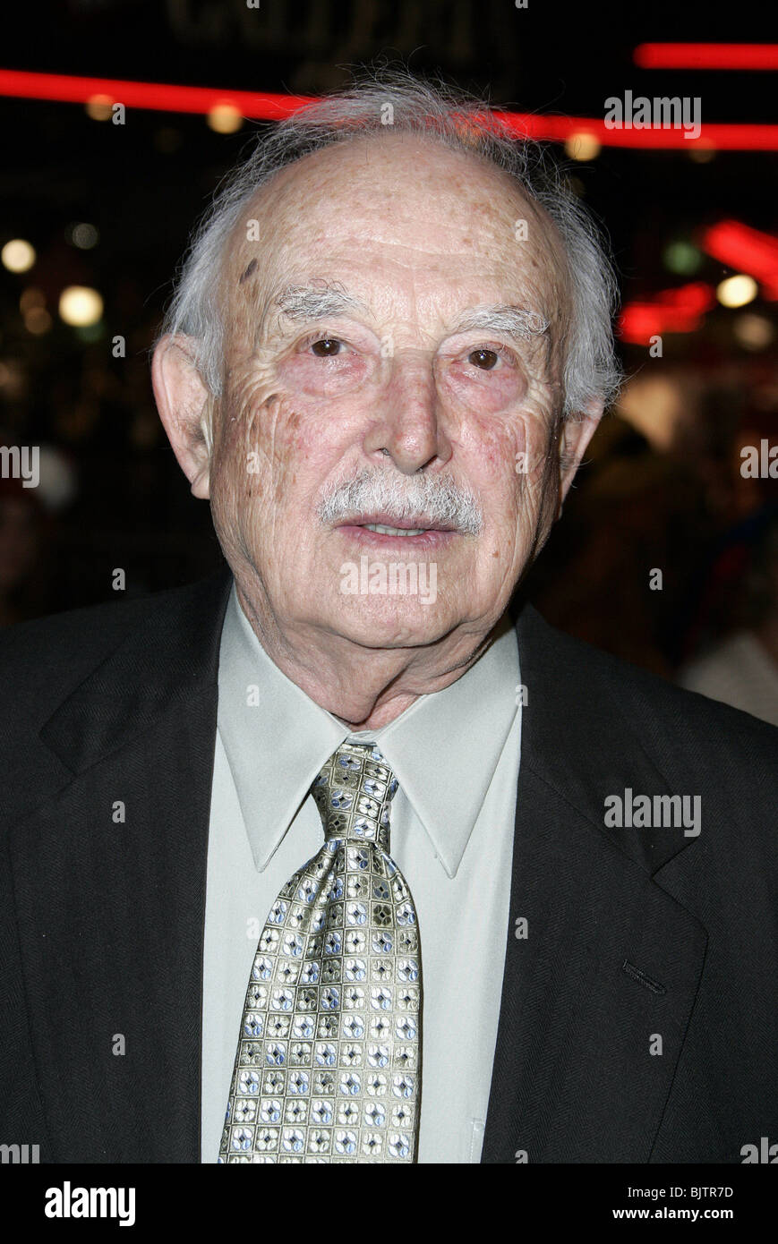 BILL MACY NOËL SURVIVANT L.A. GRUMAN PREM'S CHINESE THEATRE HOLLYWOOD LOS ANGELES USA 14 Octobre 2004 Banque D'Images