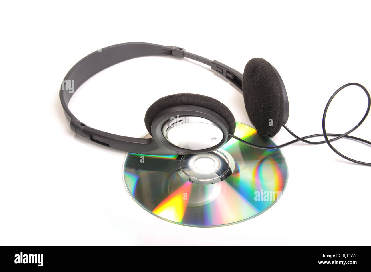 Écouteurs et disque compact photographié en studio sur un fond whote Banque D'Images
