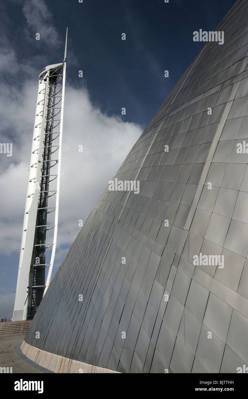 Ville de Glasgow, en Écosse. Vue rapprochée de la Science Centre de Glasgow avec revêtement titane Tour et dans l'arrière-plan. Banque D'Images