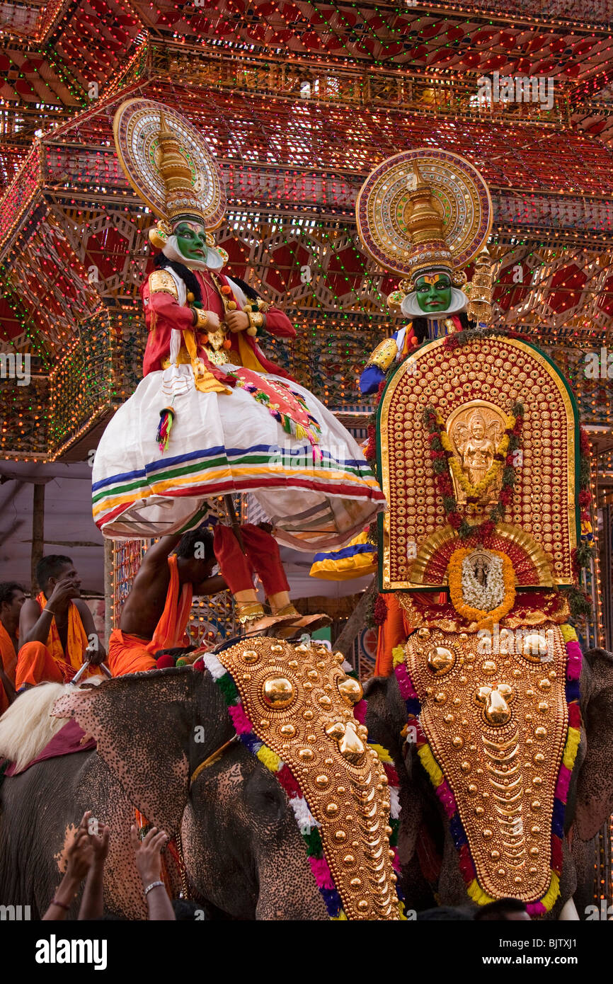 L'Inde, le Kerala, Koorkancherry Thaipooya Mahotsavam, festival, caractère Kathakali chiffres sur temple caparisoned elephants Banque D'Images